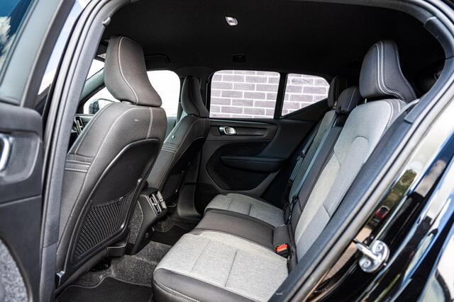 Volvo XC40 2.0 B4 Plus Dark | Trekhaak | Harman Kardon Audio | Achteruitrijcamera | Parkeersensoren | Keyless Entry | Elektrische Achterklep | Elektrisch Verstelbare Voorstoelen | Stoelverwarming | Google Navigatie | Apple Carplay | Android Auto
