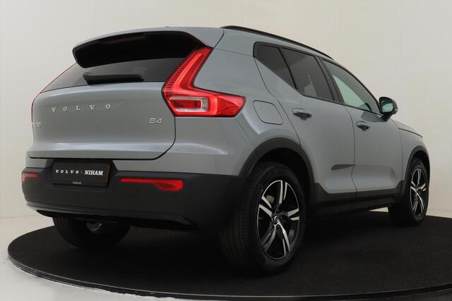Volvo XC40 B4 (M-HYBRID) PLUS DARK -HARMAN/KARDON|CAMERA|ADAP.CRUISE|POWER-SEATS|VERW.VOORRUIT|PRIVACY.GLAS|TREKHAAK|18"