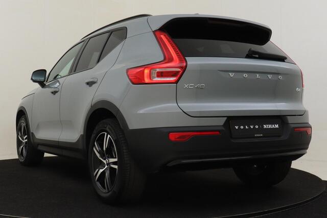Volvo XC40 B4 (M-HYBRID) PLUS DARK -HARMAN/KARDON|CAMERA|ADAP.CRUISE|POWER-SEATS|VERW.VOORRUIT|PRIVACY.GLAS|TREKHAAK|18"
