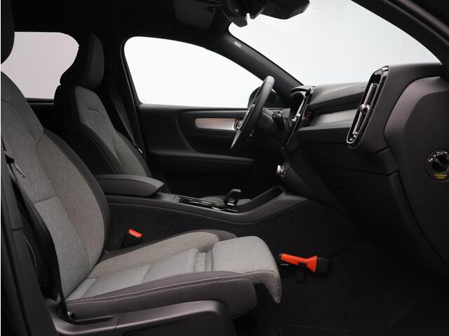 Volvo XC40 2.0 B4 Plus Dark / Trekhaak / Harman Kardon / Stoelverwarming voor & achter / Memory seats / Voorruitverwarming