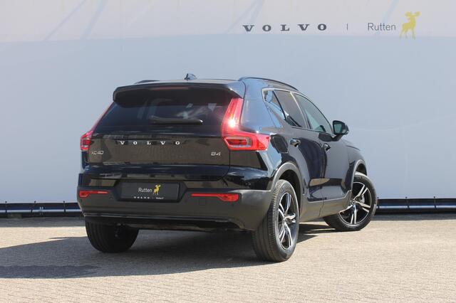 Volvo XC40 B4 211PK Automaat Plus Dark Harman Kardon Audio installatie / Semi elektrisch wegklapbare trekhaak / Google infotainment / Verwarmbare voorruit / Verwarmbare voorstoelen