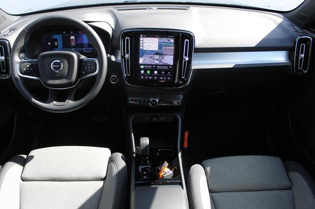 Volvo XC40 B4 211PK Automaat Plus Dark Harman Kardon Audio installatie / Semi elektrisch wegklapbare trekhaak / Google infotainment / Verwarmbare voorruit / Verwarmbare voorstoelen