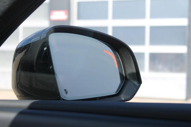 Volvo XC40 B4 211PK Automaat Plus Dark Harman Kardon Audio installatie / Semi elektrisch wegklapbare trekhaak / Google infotainment / Verwarmbare voorruit / Verwarmbare voorstoelen