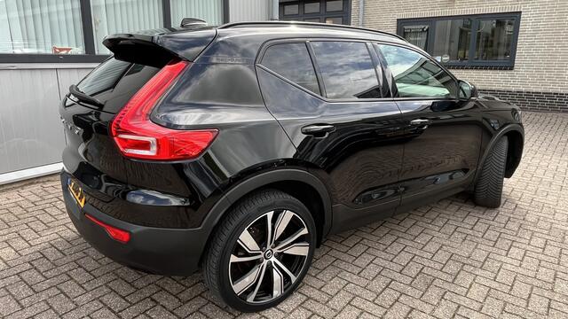 Volvo XC40 Recharge P8 AWD R-Design | Climate Pack (achterbank verwarmd) | ack Lounge (audio installatie high end, elektrisch glazen schuif-/kanteldak, parkeersensor voor, rondomzicht camera)