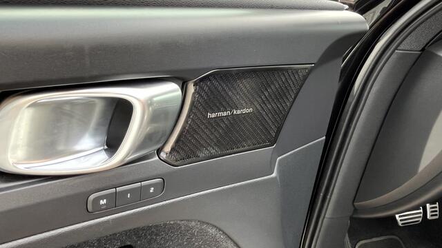 Volvo XC40 Recharge P8 AWD R-Design | Climate Pack (achterbank verwarmd) | ack Lounge (audio installatie high end, elektrisch glazen schuif-/kanteldak, parkeersensor voor, rondomzicht camera)
