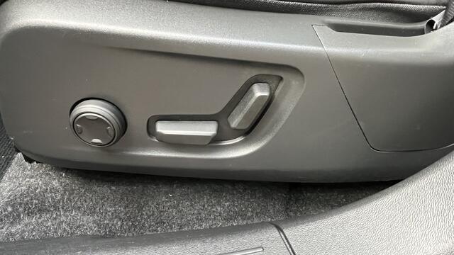 Volvo XC40 Recharge P8 AWD R-Design | Climate Pack (achterbank verwarmd) | ack Lounge (audio installatie high end, elektrisch glazen schuif-/kanteldak, parkeersensor voor, rondomzicht camera)