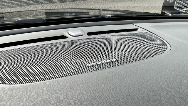 Volvo XC40 Recharge P8 AWD R-Design | Climate Pack (achterbank verwarmd) | ack Lounge (audio installatie high end, elektrisch glazen schuif-/kanteldak, parkeersensor voor, rondomzicht camera)