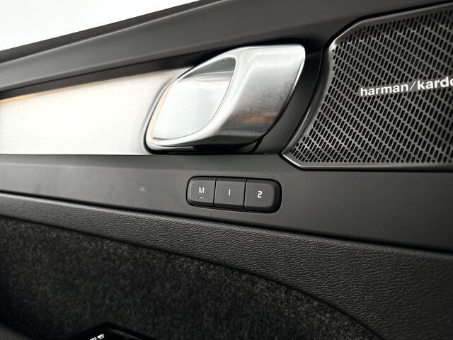 Volvo XC40 B4 Plus Black Edition | Panoramadak | 360° camera | Harman Kardon | Stoel- en stuurverwarming | Trekhaak