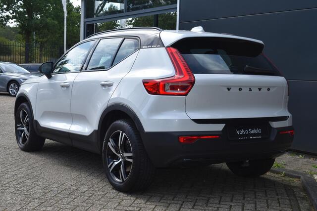 Volvo XC40 B4 Automaat Plus Dark | Semi Elek. Inklapbare Trekhaak | Elek. bedienbare voorstoelen met geheugen | Harman Kardon Audio Systeem | Blis | Adaptive Cruise Controle |