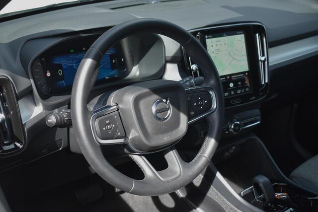 Volvo XC40 B4 Automaat Plus Dark | Semi Elek. Inklapbare Trekhaak | Elek. bedienbare voorstoelen met geheugen | Harman Kardon Audio Systeem | Blis | Adaptive Cruise Controle |