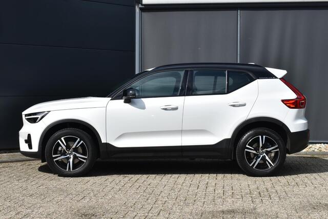 Volvo XC40 B4 Automaat Plus Dark | Semi Elek. Inklapbare Trekhaak | Elek. bedienbare voorstoelen met geheugen | Harman Kardon Audio Systeem | Blis | Adaptive Cruise Controle |