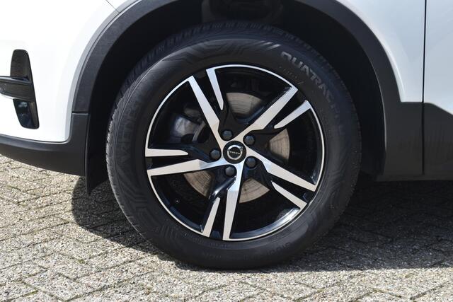 Volvo XC40 B4 Automaat Plus Dark | Semi Elek. Inklapbare Trekhaak | Elek. bedienbare voorstoelen met geheugen | Harman Kardon Audio Systeem | Blis | Adaptive Cruise Controle |