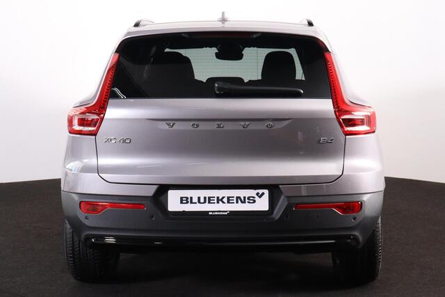 Volvo XC40 B4 Plus Dark - IntelliSafe Assist & Surround - Harman/Kardon audio - Parkeercamera achter - Verwarmde voorstoelen & stuur - Parkeersensoren voor & achter - Elektr. bedienb. voorstoelen met geheugen links - Draadloze tel. lader - Extra getint glas - Inklapbare trekhaak - 18' LMV