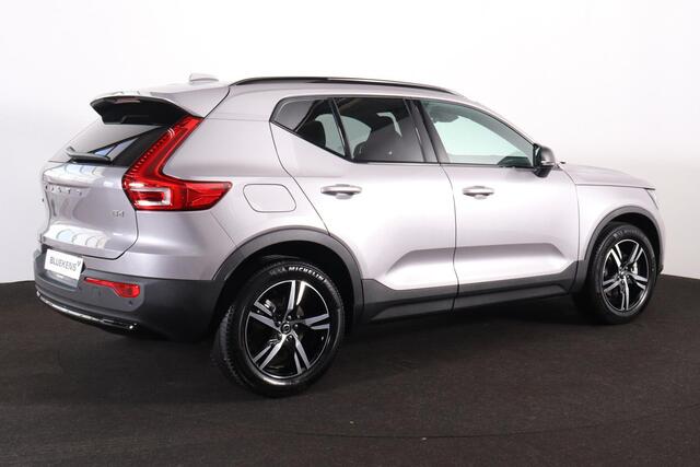 Volvo XC40 B4 Plus Dark - IntelliSafe Assist & Surround - Harman/Kardon audio - Parkeercamera achter - Verwarmde voorstoelen & stuur - Parkeersensoren voor & achter - Elektr. bedienb. voorstoelen met geheugen links - Draadloze tel. lader - Extra getint glas - Inklapbare trekhaak - 18' LMV