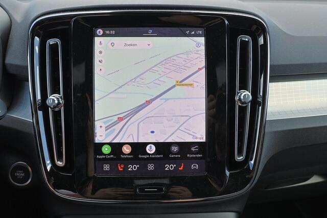 Volvo XC40 B4 Plus Dark - IntelliSafe Assist & Surround - Harman/Kardon audio - Parkeercamera achter - Verwarmde voorstoelen & stuur - Parkeersensoren voor & achter - Elektr. bedienb. voorstoelen met geheugen links - Draadloze tel. lader - Extra getint glas - Inklapbare trekhaak - 18' LMV