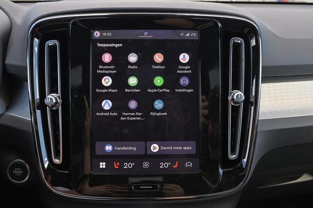 Volvo XC40 B4 Plus Dark - IntelliSafe Assist & Surround - Harman/Kardon audio - Parkeercamera achter - Verwarmde voorstoelen & stuur - Parkeersensoren voor & achter - Elektr. bedienb. voorstoelen met geheugen links - Draadloze tel. lader - Extra getint glas - Inklapbare trekhaak - 18' LMV