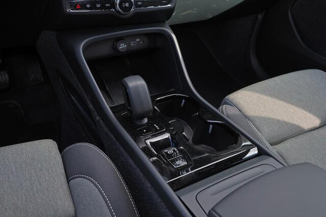 Volvo XC40 B4 Plus Dark - IntelliSafe Assist & Surround - Harman/Kardon audio - Parkeercamera achter - Verwarmde voorstoelen & stuur - Parkeersensoren voor & achter - Elektr. bedienb. voorstoelen met geheugen links - Draadloze tel. lader - Extra getint glas - Inklapbare trekhaak - 18' LMV