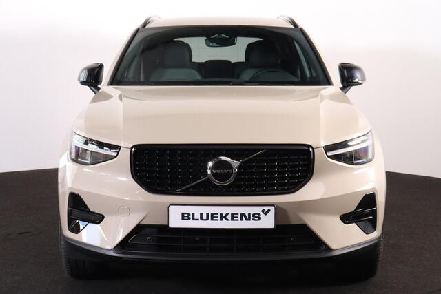 Volvo XC40 B4 Plus Dark - IntelliSafe Assist & Surround - Harman/Kardon audio - Parkeercamera achter - Verwarmde voorstoelen & stuur - Parkeersensoren voor & achter - Elektr. bedienb. voorstoelen met geheugen links - Draadloze tel. lader - Extra getint glas - Inklapbare trekhaak - 18' LMV
