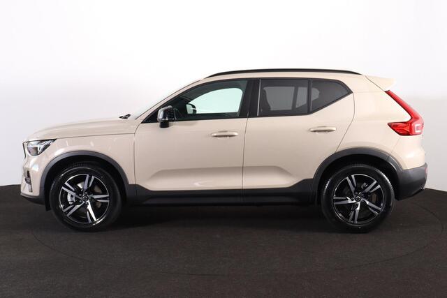 Volvo XC40 B4 Plus Dark - IntelliSafe Assist & Surround - Harman/Kardon audio - Parkeercamera achter - Verwarmde voorstoelen & stuur - Parkeersensoren voor & achter - Elektr. bedienb. voorstoelen met geheugen links - Draadloze tel. lader - Extra getint glas - Inklapbare trekhaak - 18' LMV