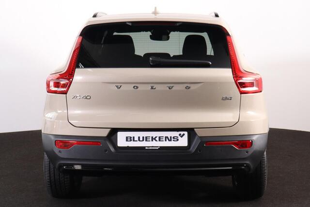 Volvo XC40 B4 Plus Dark - IntelliSafe Assist & Surround - Harman/Kardon audio - Parkeercamera achter - Verwarmde voorstoelen & stuur - Parkeersensoren voor & achter - Elektr. bedienb. voorstoelen met geheugen links - Draadloze tel. lader - Extra getint glas - Inklapbare trekhaak - 18' LMV