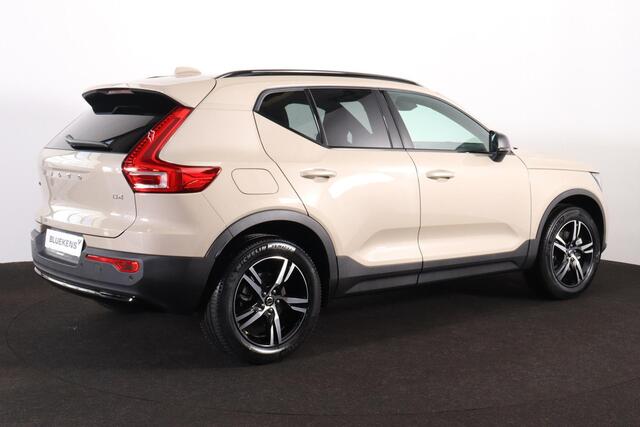 Volvo XC40 B4 Plus Dark - IntelliSafe Assist & Surround - Harman/Kardon audio - Parkeercamera achter - Verwarmde voorstoelen & stuur - Parkeersensoren voor & achter - Elektr. bedienb. voorstoelen met geheugen links - Draadloze tel. lader - Extra getint glas - Inklapbare trekhaak - 18' LMV