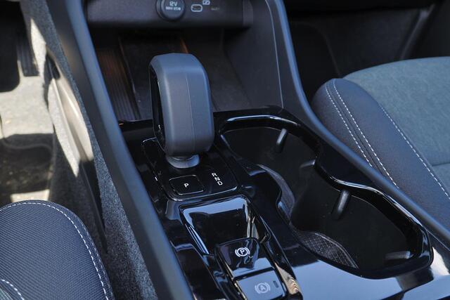 Volvo XC40 B4 Plus Dark - IntelliSafe Assist & Surround - Harman/Kardon audio - Parkeercamera achter - Verwarmde voorstoelen & stuur - Parkeersensoren voor & achter - Elektr. bedienb. voorstoelen met geheugen links - Draadloze tel. lader - Extra getint glas - Inklapbare trekhaak - 18' LMV