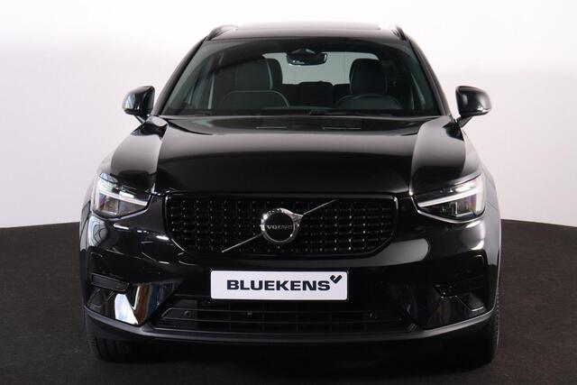 Volvo XC40 B4 Plus Dark - Panorama/schuifdak - IntelliSafe Assist & Surround - Harman/Kardon audio - Parkeercamera achter - Verwarmde voorstoelen & stuur - Parkeersensoren voor & achter - Elektr. bedienb. voorstoelen met geheugen links - Draadloze tel. lader - Extra getint glas - Inklapbare trekhaak - 18' LMV