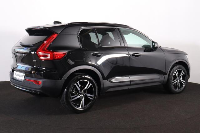 Volvo XC40 B4 Plus Dark - Panorama/schuifdak - IntelliSafe Assist & Surround - Harman/Kardon audio - Parkeercamera achter - Verwarmde voorstoelen & stuur - Parkeersensoren voor & achter - Elektr. bedienb. voorstoelen met geheugen links - Draadloze tel. lader - Extra getint glas - Inklapbare trekhaak - 18' LMV