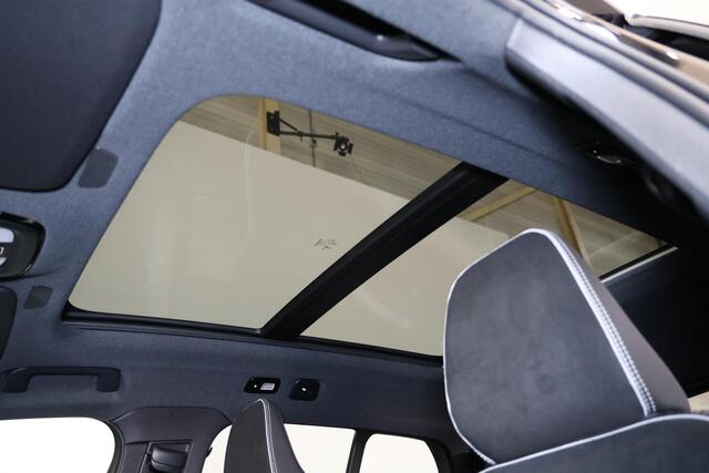 Volvo XC40 B4 Plus Dark - Panorama/schuifdak - IntelliSafe Assist & Surround - Harman/Kardon audio - Parkeercamera achter - Verwarmde voorstoelen & stuur - Parkeersensoren voor & achter - Elektr. bedienb. voorstoelen met geheugen links - Draadloze tel. lader - Extra getint glas - Inklapbare trekhaak - 18' LMV