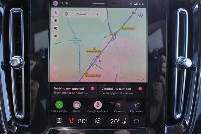 Volvo XC40 B4 Plus Dark - Panorama/schuifdak - IntelliSafe Assist & Surround - Harman/Kardon audio - Parkeercamera achter - Verwarmde voorstoelen & stuur - Parkeersensoren voor & achter - Elektr. bedienb. voorstoelen met geheugen links - Draadloze tel. lader - Extra getint glas - Inklapbare trekhaak - 18' LMV