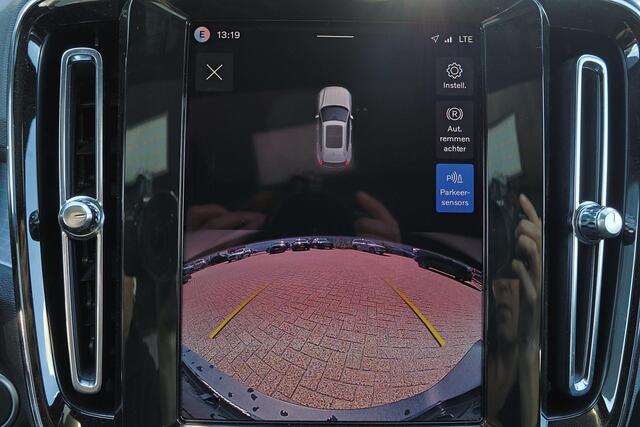 Volvo XC40 B4 Plus Dark - Panorama/schuifdak - IntelliSafe Assist & Surround - Harman/Kardon audio - Parkeercamera achter - Verwarmde voorstoelen & stuur - Parkeersensoren voor & achter - Elektr. bedienb. voorstoelen met geheugen links - Draadloze tel. lader - Extra getint glas - Inklapbare trekhaak - 18' LMV