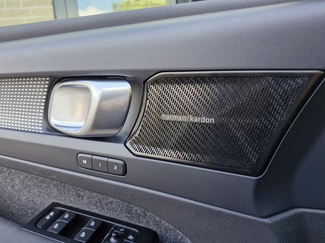 Volvo XC40 Recharge Pro is een luxe, volledig elektrische uitvoering van de populaire compacte SUV. Dit uitgeruste Pro-model biedt extra opties zoals een panoramadak, een 360-graden camera, stuurverwarming en geavanceerde led-verlichting.