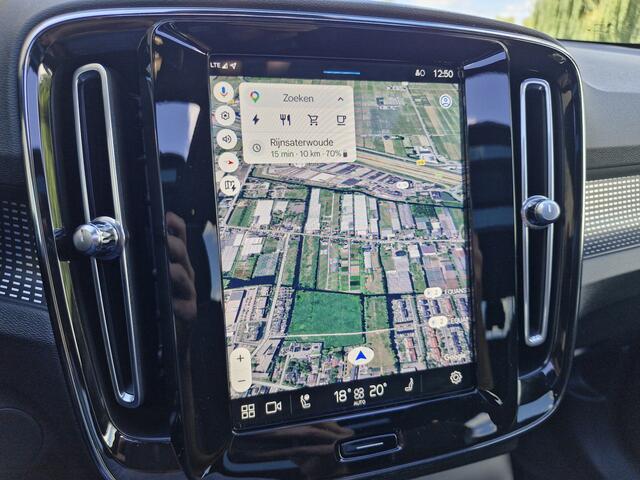 Volvo XC40 Recharge Pro is een luxe, volledig elektrische uitvoering van de populaire compacte SUV. Dit uitgeruste Pro-model biedt extra opties zoals een panoramadak, een 360-graden camera, stuurverwarming en geavanceerde led-verlichting.