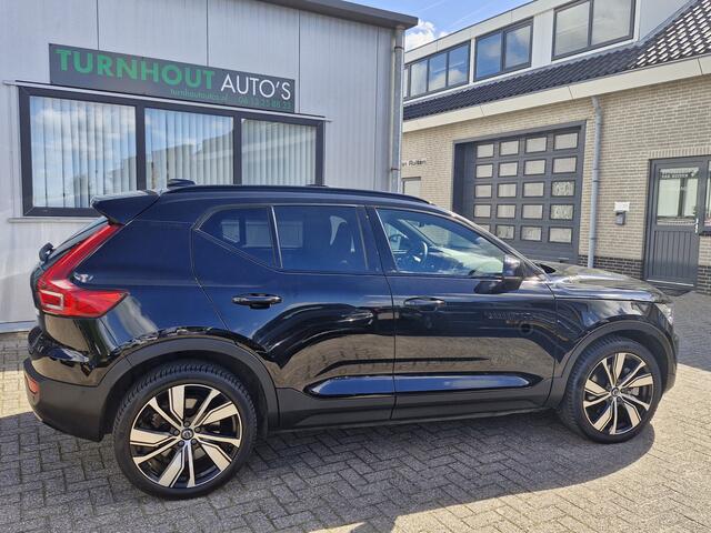 Volvo XC40 Recharge Pro is een luxe, volledig elektrische uitvoering van de populaire compacte SUV. Dit uitgeruste Pro-model biedt extra opties zoals een panoramadak, een 360-graden camera, stuurverwarming en geavanceerde led-verlichting.
