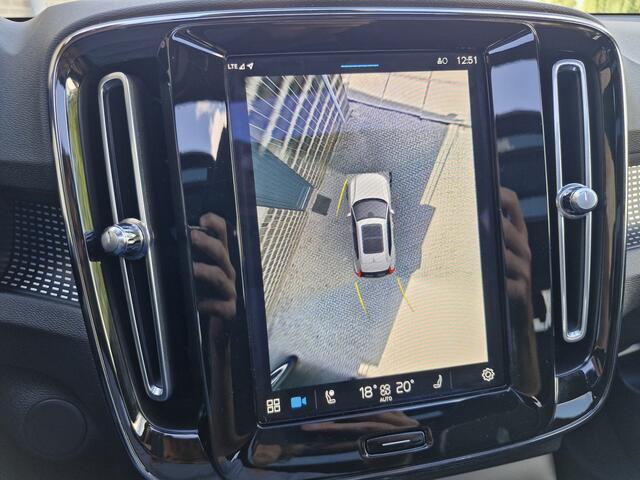 Volvo XC40 Recharge Pro is een luxe, volledig elektrische uitvoering van de populaire compacte SUV. Dit uitgeruste Pro-model biedt extra opties zoals een panoramadak, een 360-graden camera, stuurverwarming en geavanceerde led-verlichting.