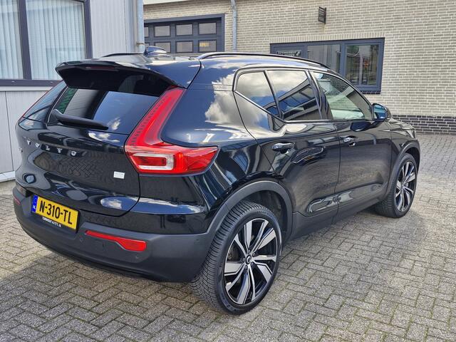 Volvo XC40 Recharge Pro is een luxe, volledig elektrische uitvoering van de populaire compacte SUV. Dit uitgeruste Pro-model biedt extra opties zoals een panoramadak, een 360-graden camera, stuurverwarming en geavanceerde led-verlichting.