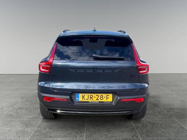 Volvo XC40 2.0 B4 Plus Black Edition