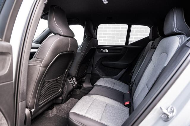 Volvo XC40 2.0 B4 Plus Dark | Trekhaak | Stoel/stuurverwarming | Power Seats | Memory | Stoel/Stuur verwarming | Harman/Kardon | Camera | Parkeersensoren V+A | Extra getint glas |