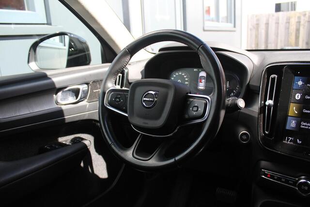 Volvo XC40 1.5 T4 Recharge R-Design Expression | Incl. 12 maanden garantie | Trekhaak | H&K audio | Schuif/kantel dak | Stoelverwarming | Stuurverwarming | Dodehoek detectie | Cruise control | Climate control | 21" velgen | Apple carplay/Android auto | Navigatie | Airco