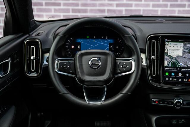Volvo XC40 2.0 B4 Plus Black Edition | Trekhaak | Lichtmetalen Velgen 20 inch | Harman Kardon Audio | Panoramadak | 360 Graden Camera | Parkeersensoren | Keyless Entry | Elektrische Achterklep | Elektrisch Verstelbare Voorstoelen | Stoelverwarming | Google Navigatie | Apple Carplay | Android Auto