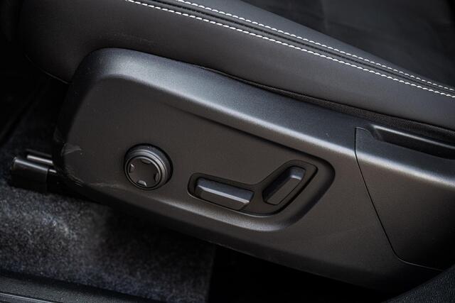 Volvo XC40 2.0 B4 Plus Black Edition | Trekhaak | Lichtmetalen Velgen 20 inch | Harman Kardon Audio | Panoramadak | 360 Graden Camera | Parkeersensoren | Keyless Entry | Elektrische Achterklep | Elektrisch Verstelbare Voorstoelen | Stoelverwarming | Google Navigatie | Apple Carplay | Android Auto