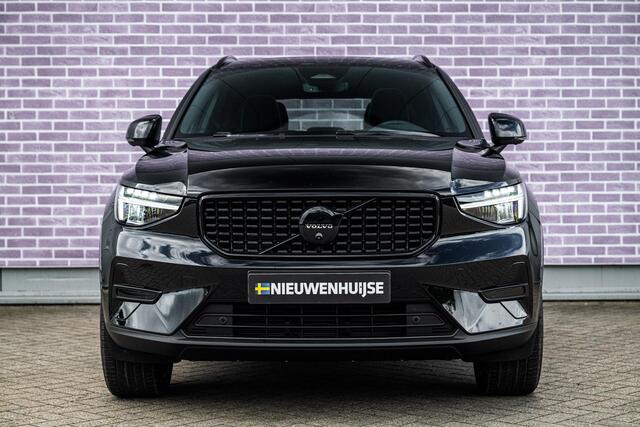 Volvo XC40 2.0 B4 Plus Black Edition | Trekhaak | Lichtmetalen Velgen 20 inch | Harman Kardon Audio | Panoramadak | 360 Graden Camera | Parkeersensoren | Keyless Entry | Elektrische Achterklep | Elektrisch Verstelbare Voorstoelen | Stoelverwarming | Google Navigatie | Apple Carplay | Android Auto