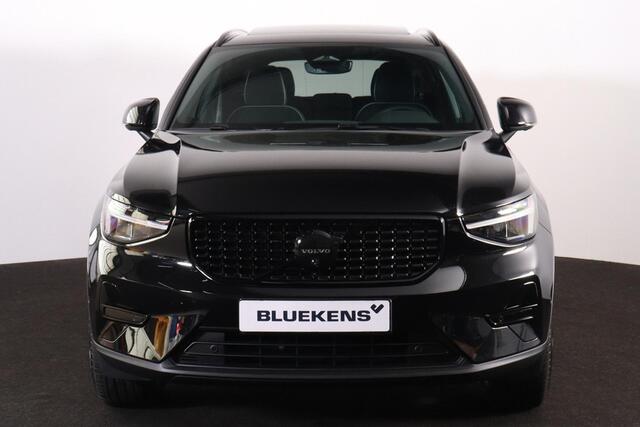 Volvo XC40 B4 Plus Black Edition - Panorama/schuifdak - IntelliSafe Assist & Surround - 360º Camera - Harman/Kardon audio - Verwarmde voorstoelen & stuur - Parkeersensoren voor & achter - Elektr. bedienb. voorstoelen met geheugen links - Draadloze tel. lader - Extra getint glas - Inklapbare trekhaak - 20' LMV