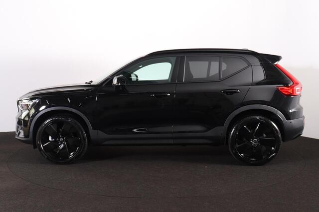 Volvo XC40 B4 Plus Black Edition - Panorama/schuifdak - IntelliSafe Assist & Surround - 360º Camera - Harman/Kardon audio - Verwarmde voorstoelen & stuur - Parkeersensoren voor & achter - Elektr. bedienb. voorstoelen met geheugen links - Draadloze tel. lader - Extra getint glas - Inklapbare trekhaak - 20' LMV
