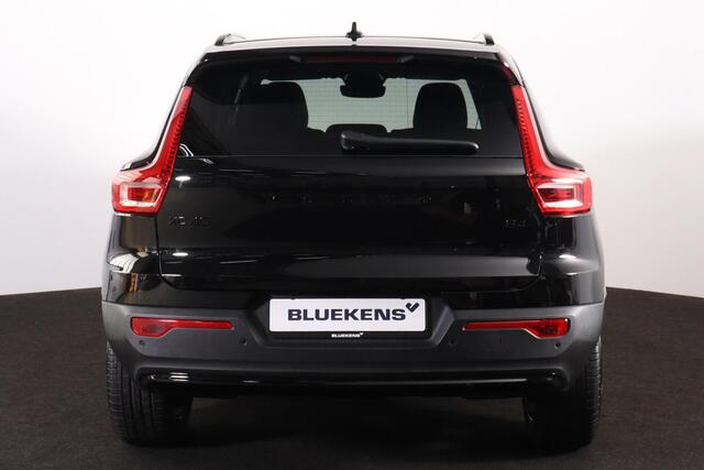 Volvo XC40 B4 Plus Black Edition - Panorama/schuifdak - IntelliSafe Assist & Surround - 360º Camera - Harman/Kardon audio - Verwarmde voorstoelen & stuur - Parkeersensoren voor & achter - Elektr. bedienb. voorstoelen met geheugen links - Draadloze tel. lader - Extra getint glas - Inklapbare trekhaak - 20' LMV