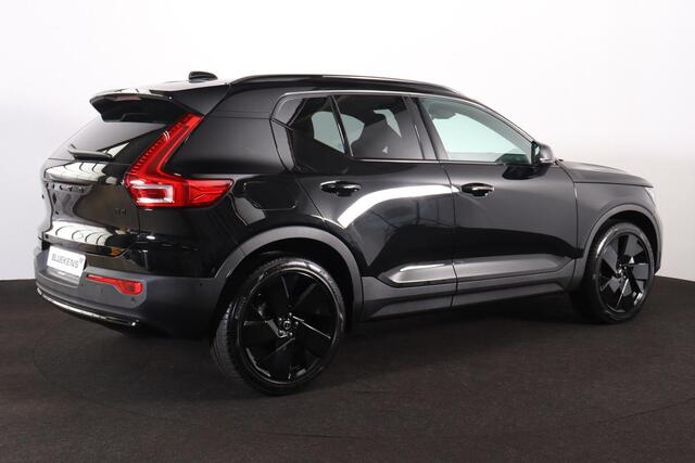 Volvo XC40 B4 Plus Black Edition - Panorama/schuifdak - IntelliSafe Assist & Surround - 360º Camera - Harman/Kardon audio - Verwarmde voorstoelen & stuur - Parkeersensoren voor & achter - Elektr. bedienb. voorstoelen met geheugen links - Draadloze tel. lader - Extra getint glas - Inklapbare trekhaak - 20' LMV