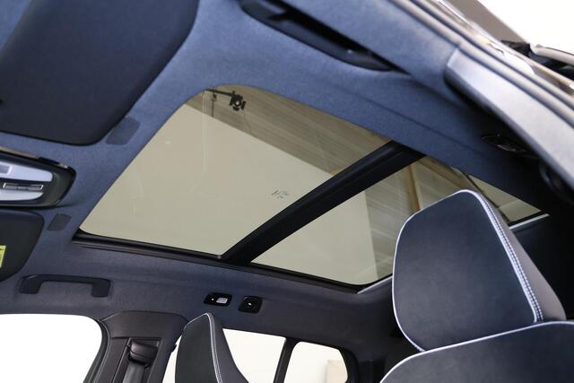 Volvo XC40 B4 Plus Black Edition - Panorama/schuifdak - IntelliSafe Assist & Surround - 360º Camera - Harman/Kardon audio - Verwarmde voorstoelen & stuur - Parkeersensoren voor & achter - Elektr. bedienb. voorstoelen met geheugen links - Draadloze tel. lader - Extra getint glas - Inklapbare trekhaak - 20' LMV