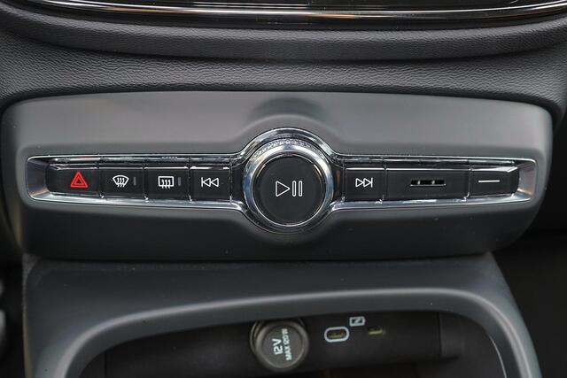 Volvo XC40 B4 Plus Black Edition - Panorama/schuifdak - IntelliSafe Assist & Surround - 360º Camera - Harman/Kardon audio - Verwarmde voorstoelen & stuur - Parkeersensoren voor & achter - Elektr. bedienb. voorstoelen met geheugen links - Draadloze tel. lader - Extra getint glas - Inklapbare trekhaak - 20' LMV