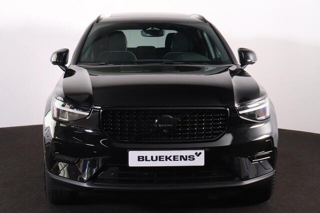 Volvo XC40 B4 Plus Black Edition - Panorama/schuifdak - IntelliSafe Assist & Surround - 360º Camera - Harman/Kardon audio - Verwarmde voorstoelen & stuur - Parkeersensoren voor & achter - Elektr. bedienb. voorstoelen met geheugen links - Draadloze tel. lader - Extra getint glas - Inklapbare trekhaak - 20' LMV