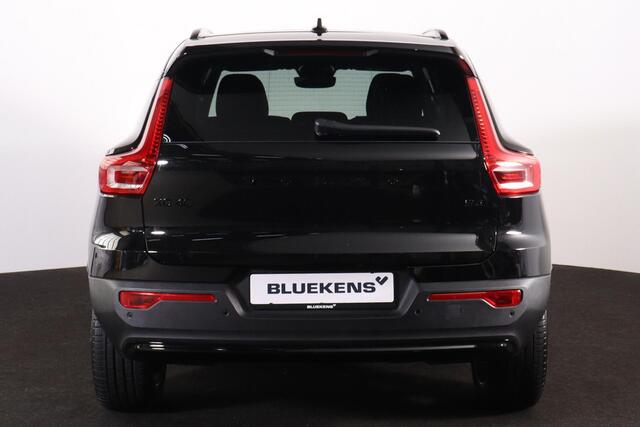 Volvo XC40 B4 Plus Black Edition - Panorama/schuifdak - IntelliSafe Assist & Surround - 360º Camera - Harman/Kardon audio - Verwarmde voorstoelen & stuur - Parkeersensoren voor & achter - Elektr. bedienb. voorstoelen met geheugen links - Draadloze tel. lader - Extra getint glas - Inklapbare trekhaak - 20' LMV
